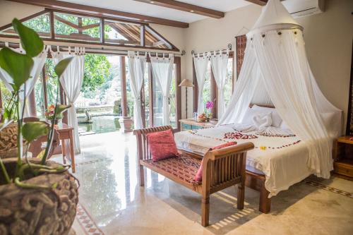 Avalon Ubud Castle & SPA tesisinde bir oda