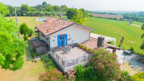 an aerial view of a small house with a deck at swimming pool and private garden, Casa in collina in Barcuzzi