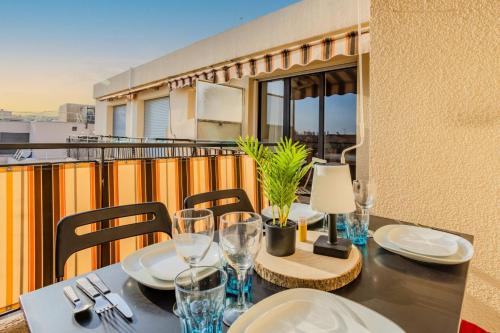 Un balcón o terraza en Studio Terrace AC Lift - Old town | By Airnest