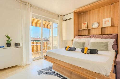 Una cama o camas en una habitación de Studio Terrace AC Lift - Old town | By Airnest