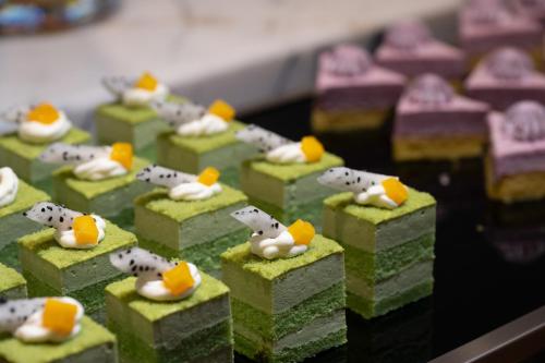 a group of greencakes with toy animals on them at Hampton by Hilton Guangzhou Baiyun Airport Cultural Tourism City in Guangzhou