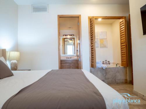 une chambre avec un lit et une salle de bain avec baignoire dans l'établissement Playa Blanca Premier Unit 1104, à Isla Venado