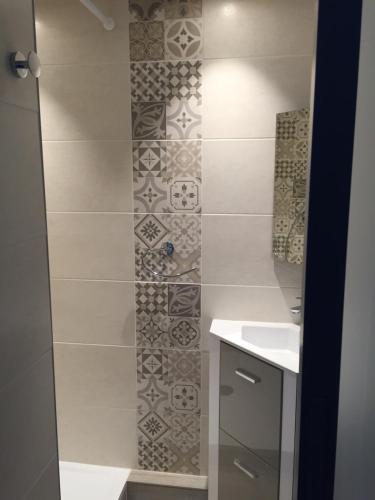 une salle de bain avec douche et lavabo dans l'établissement La Grande Motte by la Paillère, à La Grande Motte