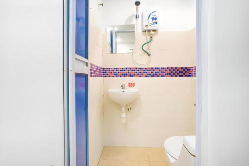 a bathroom with a sink and a mirror at Hotel Check Inn 2 Cameron Highlands in Brinchang