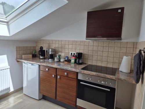 a kitchen with a stove and a counter top at Ruhige 1-Zimmer Einliegerwohnung mit Küche und Bad in Großburgwedel in Burgwedel