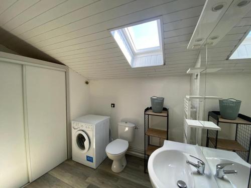une salle de bain avec une machine à laver et un lavabo dans l'établissement Maison avec piscine, proche mer, Capbreton - FR-1-413-79, à Capbreton