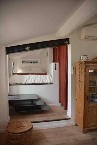 Large studio with terrace and air conditioning