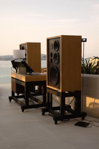 two speakers and a desk with a piano at Aethos Mallorca in Paguera