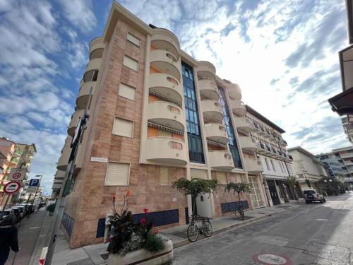 a tall building on a city street at Walsimar2 - Passi dalla spiaggia in Grado