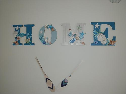 a sign with the word kid hanging on a wall at Villa Ornella in Luni