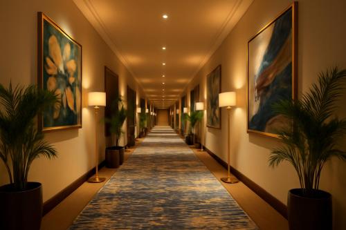 Un pasillo de un hotel con plantas. en Daif Inn Serviced Apartments - Al Naseem, en Riad