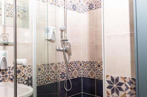 a bathroom with a shower and a toilet at Régi Posta Hotel és Étterem in Debrecen
