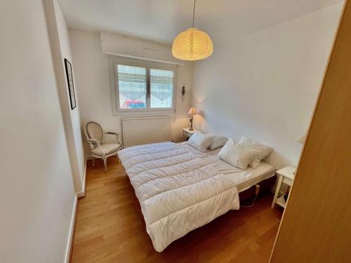 une chambre avec un grand lit dans une pièce dans l'établissement Quiberon - Appartement T3 de 65m² en rez-de-chaussée avec terrasse, proche plage et stationnement - FR-1-478-217, à Quiberon
