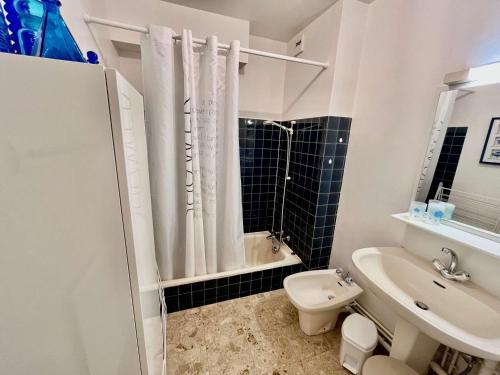 une salle de bain blanche avec un lavabo et des toilettes dans l'établissement Quiberon - Appartement T3 de 65m² en rez-de-chaussée avec terrasse, proche plage et stationnement - FR-1-478-217, à Quiberon