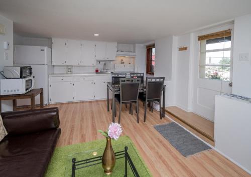 a kitchen and living room with a table and chairs at Traversier Gratuit- Aux Trois Filles in Lévis