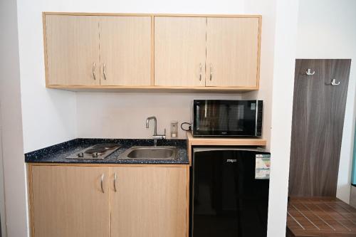 a small kitchen with a sink and a microwave at شاليهات درة العروس برادايس لاقون سلسبيل عائلات فقط in Jeddah