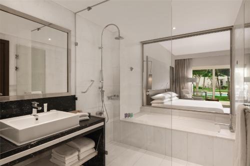Bilik mandi di Dusit Thani LakeView Cairo