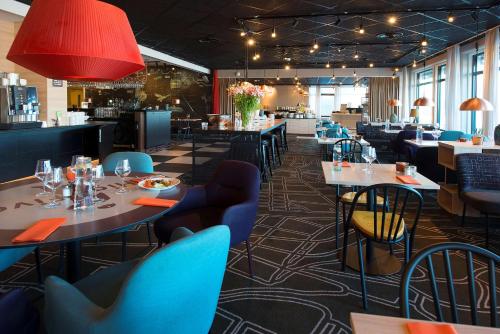 Un restaurante u otro lugar para comer en Scandic Örebro Väst