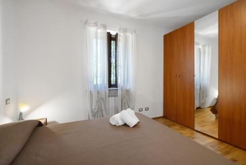 a bedroom with a bed with two towels on it at La Casa Sul Lago in Osiglia