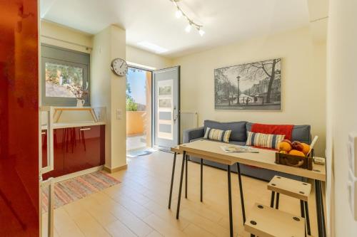 ein Wohnzimmer mit Sofa und Tisch in der Unterkunft Cozy cottage in Áyios Dhimítrios