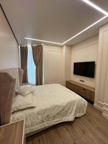 Giường trong phòng chung tại Aquamarine Luxury Apartment290