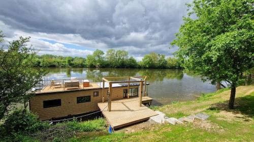 Naturlandskabet i nærheden af båden