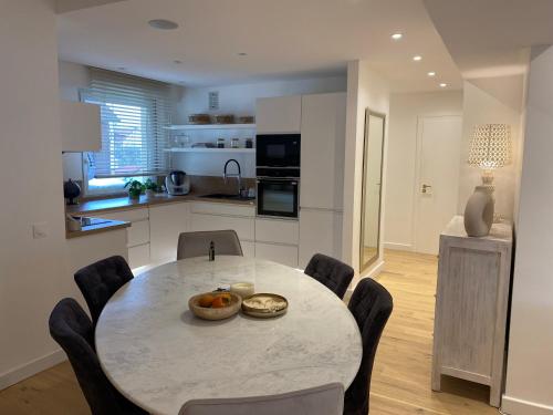 une cuisine avec une table avec un bol de fruits dessus dans l'établissement Luxury flat located 5 mins from Strasbourg Center, à Strasbourg