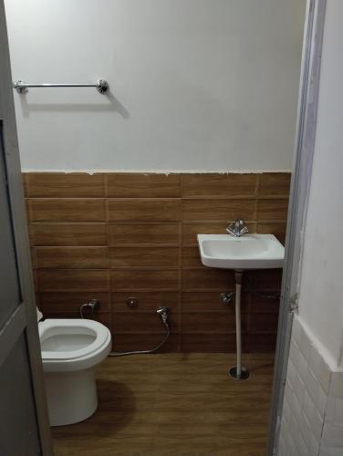 a bathroom with a toilet and a sink at Balaji guest house in Jāmb