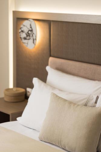 Ένα ή περισσότερα κρεβάτια σε δωμάτιο στο Meteoron Suites