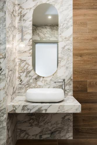 Ένα μπάνιο στο Meteoron Suites