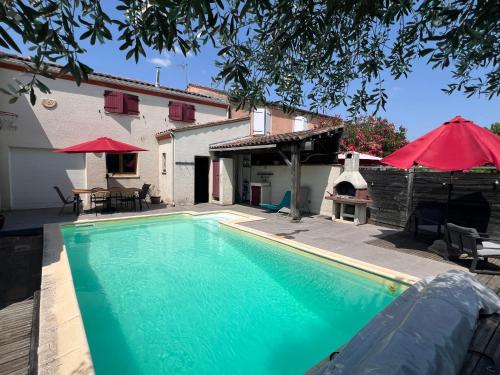 une piscine devant une maison dans l'établissement Maison tout confort avec piscine, à Albi