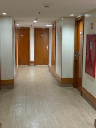 a hallway of an office building with wooden doors at Flat em Hotel, Até 4 Hóspedes, Piscina, Garagem , Jr Catito in Brasilia