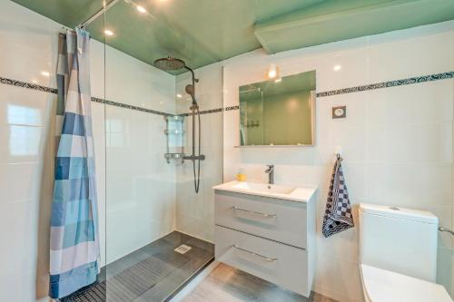 une salle de bain avec lavabo et douche dans l'établissement Location meublé Ty Kim, à Le Folgoët