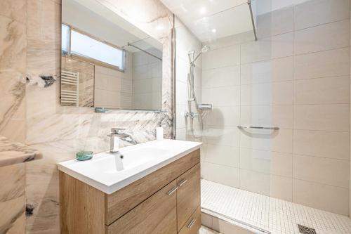 Elegance and Refinement, proximity to La Croisette