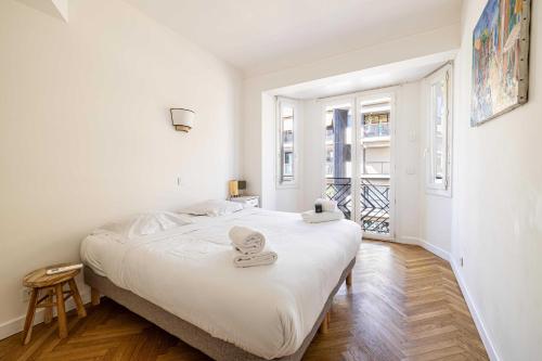 Elegance and Refinement, proximity to La Croisette