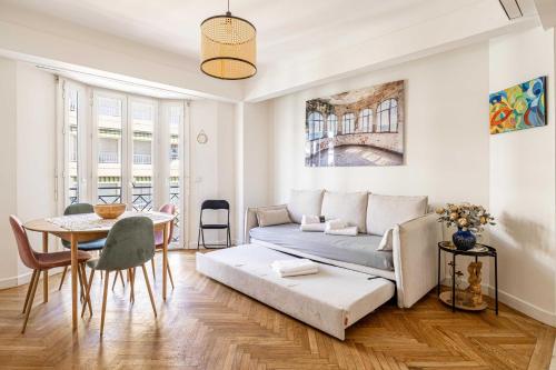 Elegance and Refinement, proximity to La Croisette