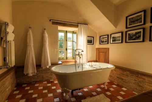 - une grande salle de bains pourvue d'une baignoire dans l'établissement A Mandria di Murtoli, à Sartène