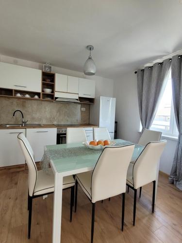 eine Küche und ein Esszimmer mit Tisch und Stühlen in der Unterkunft N&M apartments in Vodice