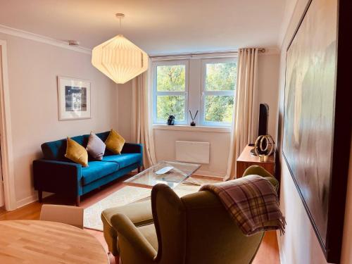 Posezení v ubytování Stylish Edinburgh Apartment Beside Edinburgh Castle