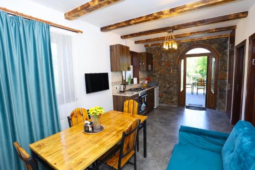Télévision ou salle de divertissement dans l'établissement RiverHome Cottage