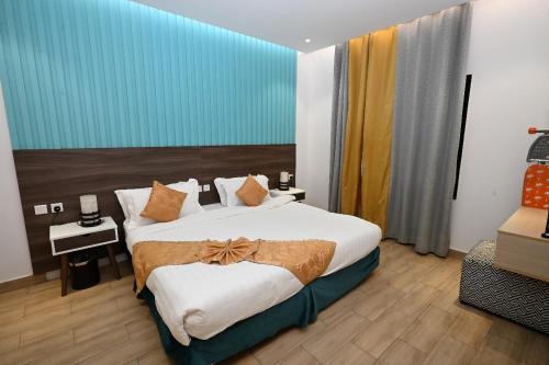 a hotel room with a bed and two tables at شاليهات درة العروس برادايس لاقون سلسبيل عائلات فقط in Jeddah