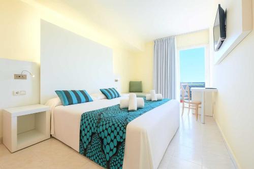 Postel nebo postele na pokoji v ubytování azuLine Hotel Pacific