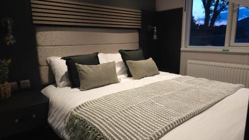 Un dormitorio con una cama con almohadas y una ventana. en Daverneithon 3, en Rhayader
