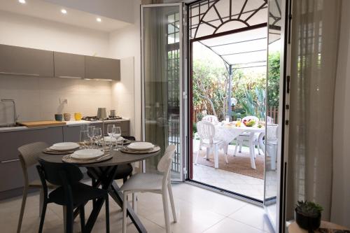 a kitchen and dining room with a table and chairs at Shalacory in Riposto