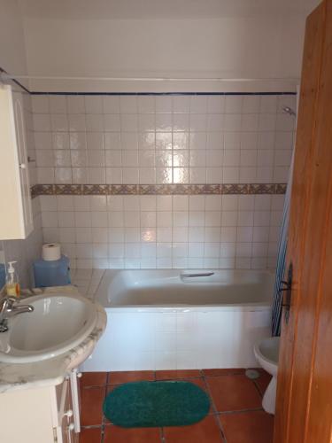 Un baño con bañera, lavabo e inodoro. en Bungalow Asseiceira, en Santo António das Areias