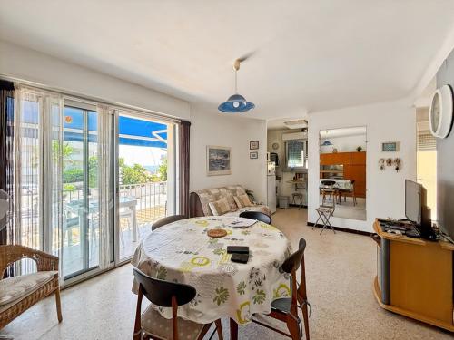 un salon avec une table et un canapé dans l'établissement Charmant T2 pour 4 pers à 150m plage, Palavas-les-Flots, proche centre - FR-1-559-3, à Palavas-les-Flots