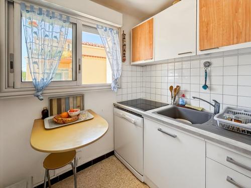 une petite cuisine avec une table et un évier dans l'établissement Charmant T2 pour 4 pers à 150m plage, Palavas-les-Flots, proche centre - FR-1-559-3, à Palavas-les-Flots