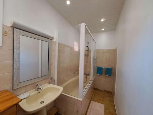 une salle de bain avec un lavabo et une baignoire dans l'établissement Appartement 3 pièces climatisé à 400m de la plage et commerces - Grau d'Agde - FR-1-423-261, au Grau-dʼAgde