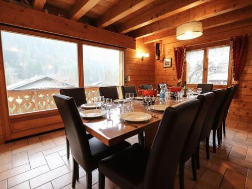 une salle à manger avec une longue table et des chaises dans l'établissement Demi-chalet, 4 chambres, sauna, accès facile aux remontées, idéal pour 11 pers. - FR-1-676-18, à Châtel