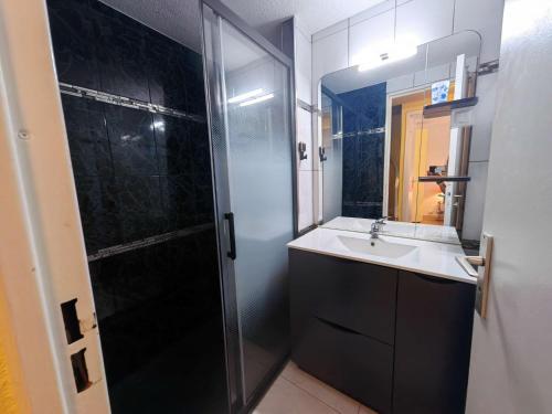 une salle de bain avec un lavabo et une douche dans l'établissement Villa Mitoyenne avec Piscine et Parking Privé, à 15 min de la Plage et Activités Nautiques - FR-1-607-62, au Cap d'Agde